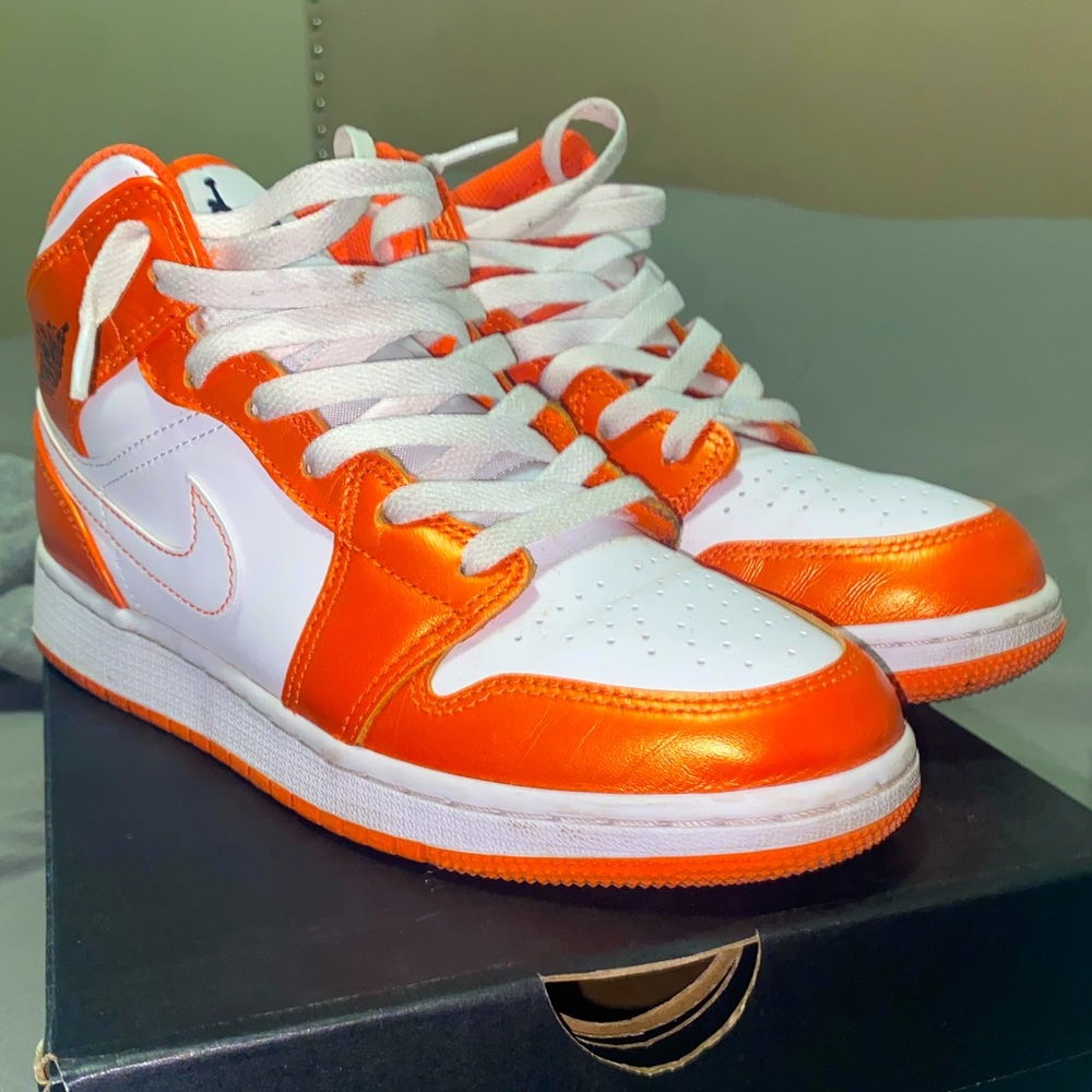 Jordan Mids 1 “Electro Orange”